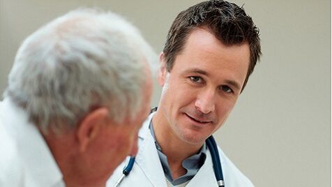 Der Arzt verschreibt Medikamente gegen Prostatitis